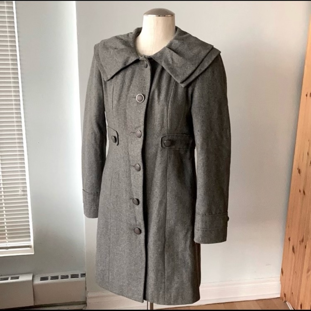 Beautiful warm wool coat with stunning and interesting details